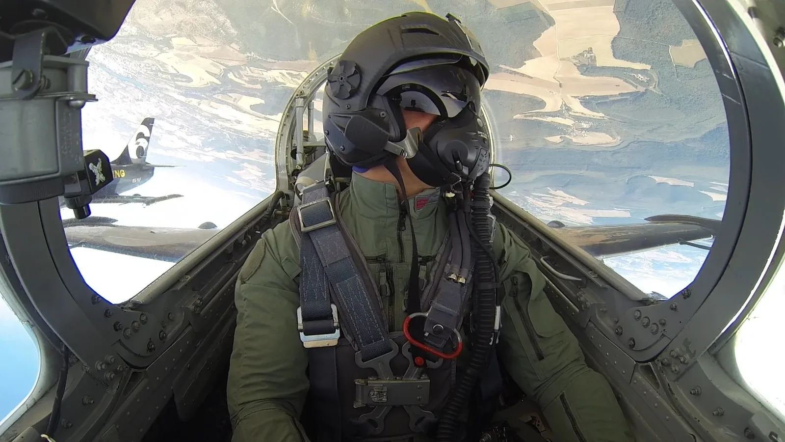 Pilot mit H-CMF und Sauerstoffmaske im Cockpit