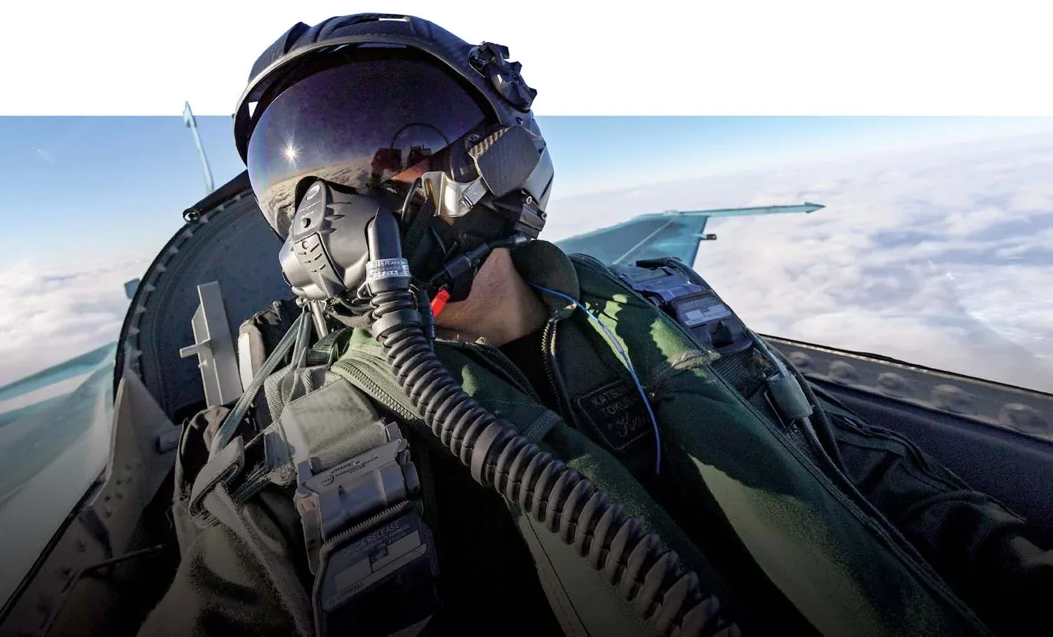 Pilot mit H-CMF und Sauerstoffmaske im Flug