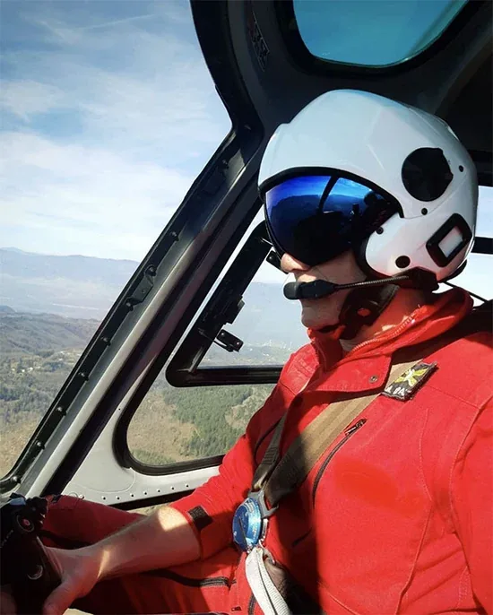 Pilot mit H-CMR im Hubschrauber-Cockpit