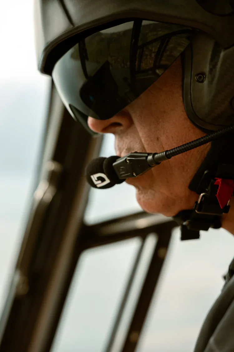 H-CMR im Einsatz, Pilot mit Mikrofon im Cockpit