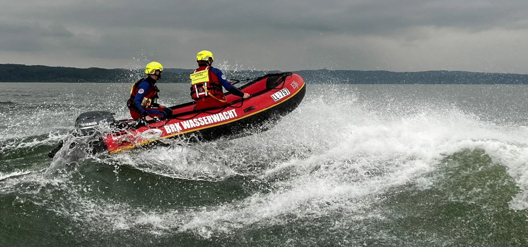 Wasserrettung mit einem roten Rettungsboot auf bewegtem Wasser